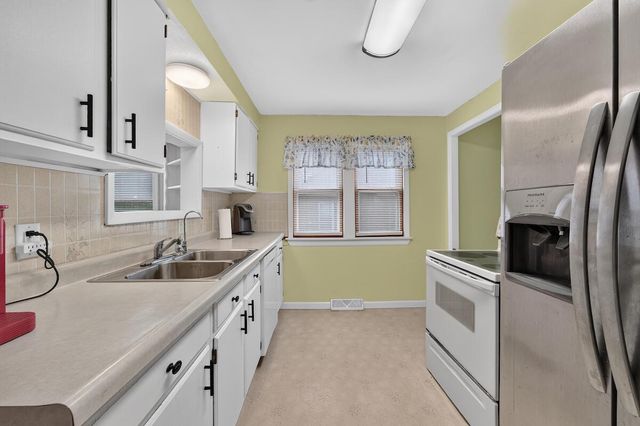 615 Roosevelt DRIVE, West Bend, WI 53090