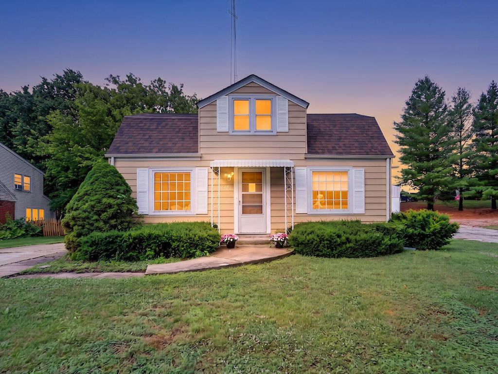 615 Roosevelt DRIVE, West Bend, WI 53090
