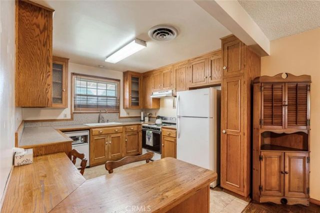 15901 Community, North Hills, CA 91343