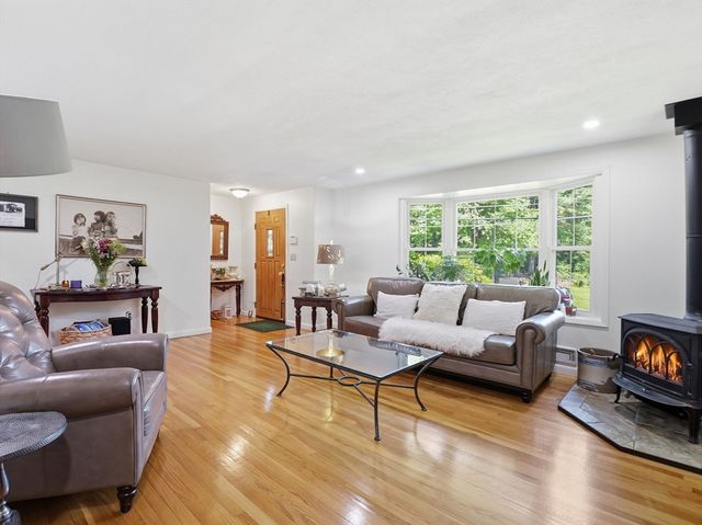 77 Old Stage Rd, Chelmsford, MA 01824