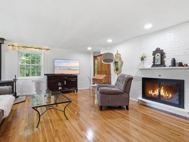 77 Old Stage Rd, Chelmsford, MA 01824