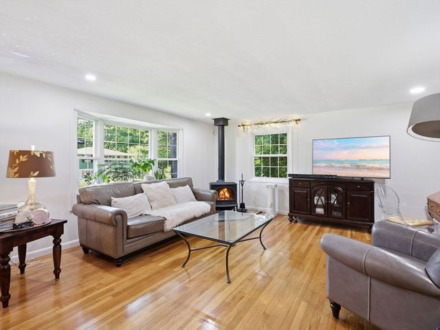 77 Old Stage Rd, Chelmsford, MA 01824