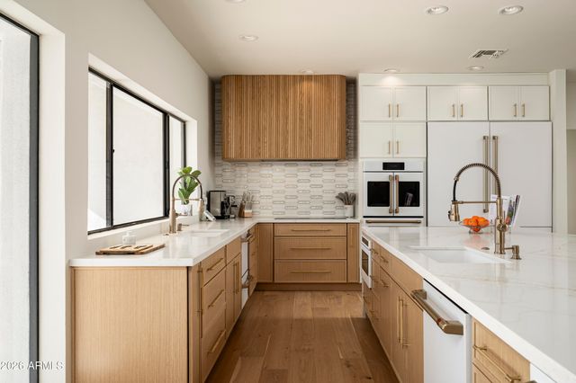 10111 E CHOLLA Street, Scottsdale, AZ 85260