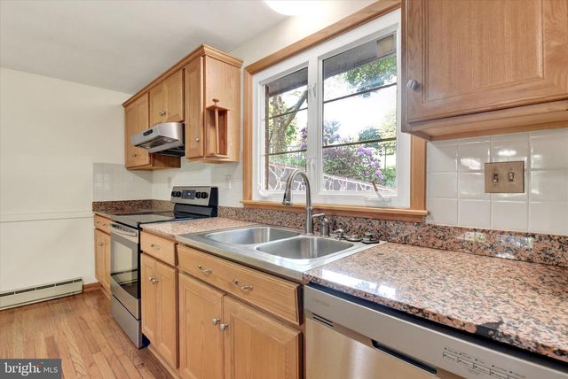 10 FIELD STONE DR, Mechanicsburg, PA 17050