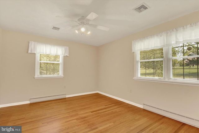 10 FIELD STONE DR, Mechanicsburg, PA 17050