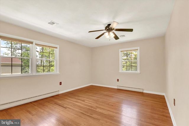 10 FIELD STONE DR, Mechanicsburg, PA 17050