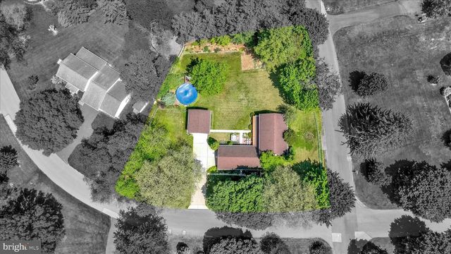 10 FIELD STONE DR, Mechanicsburg, PA 17050