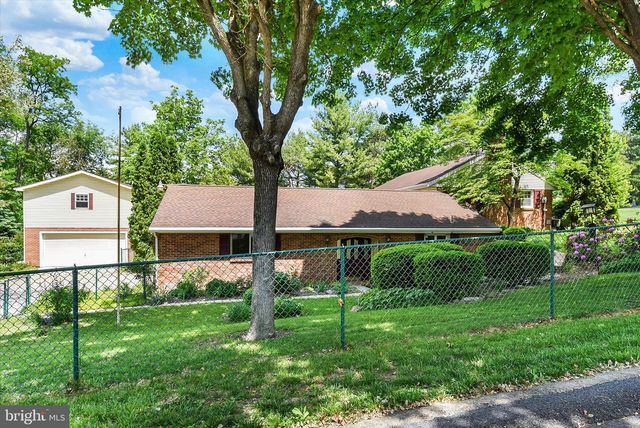 10 FIELD STONE DR, Mechanicsburg, PA 17050