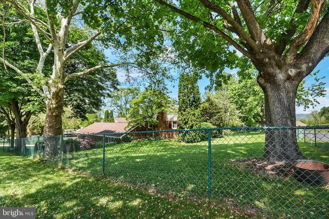 10 FIELD STONE DR, Mechanicsburg, PA 17050