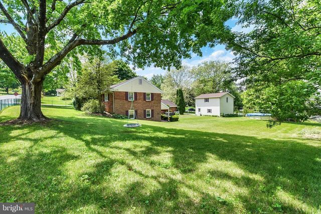 10 FIELD STONE DR, Mechanicsburg, PA 17050