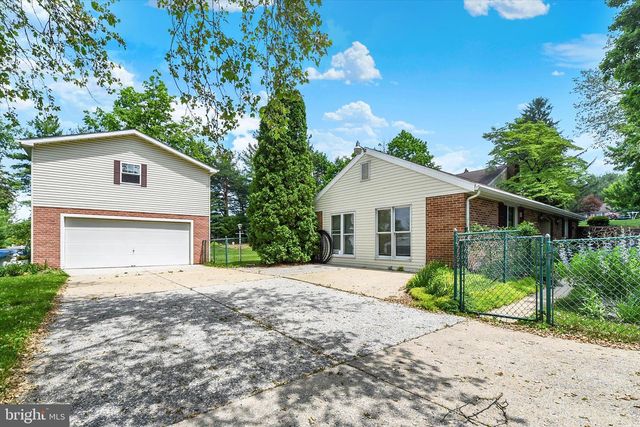10 FIELD STONE DR, Mechanicsburg, PA 17050