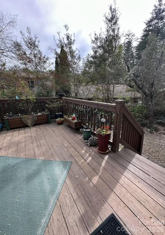 99 Willow Way, Hendersonville, NC 28739