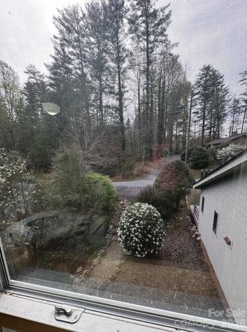 99 Willow Way, Hendersonville, NC 28739