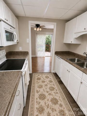 99 Willow Way, Hendersonville, NC 28739