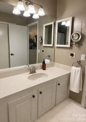 99 Willow Way, Hendersonville, NC 28739