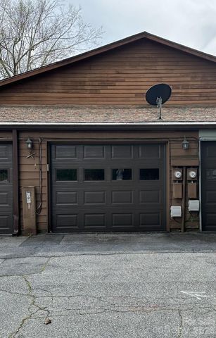 99 Willow Way, Hendersonville, NC 28739