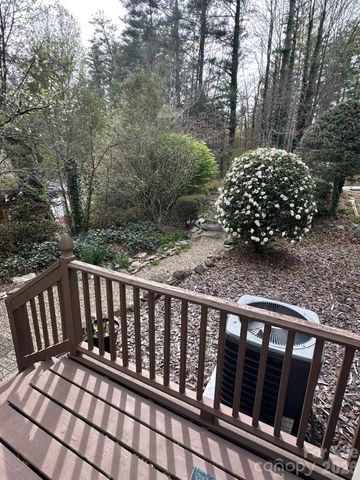 99 Willow Way, Hendersonville, NC 28739