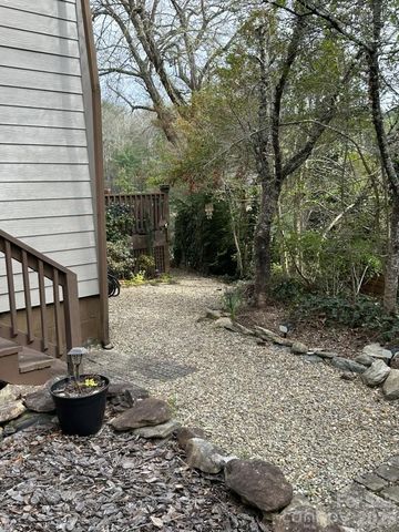 99 Willow Way, Hendersonville, NC 28739