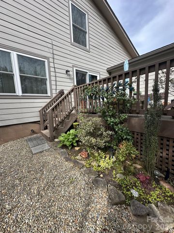 99 Willow Way, Hendersonville, NC 28739