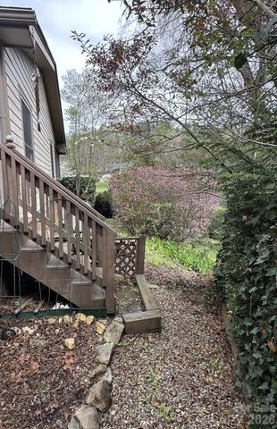 99 Willow Way, Hendersonville, NC 28739