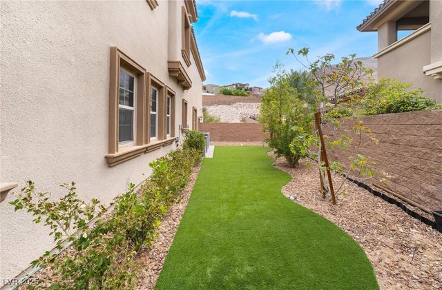 84 Olympia Chase Drive, Las Vegas, NV 89141