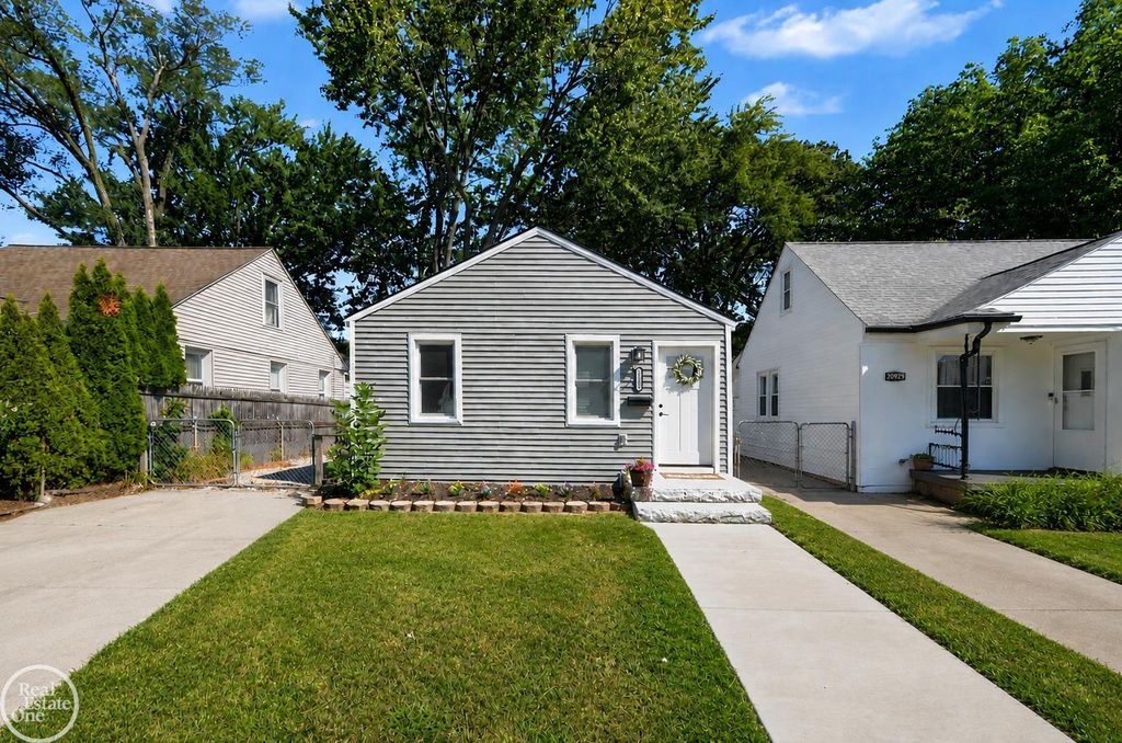 20925 Ridgemont Street, Harper Woods, MI 48225