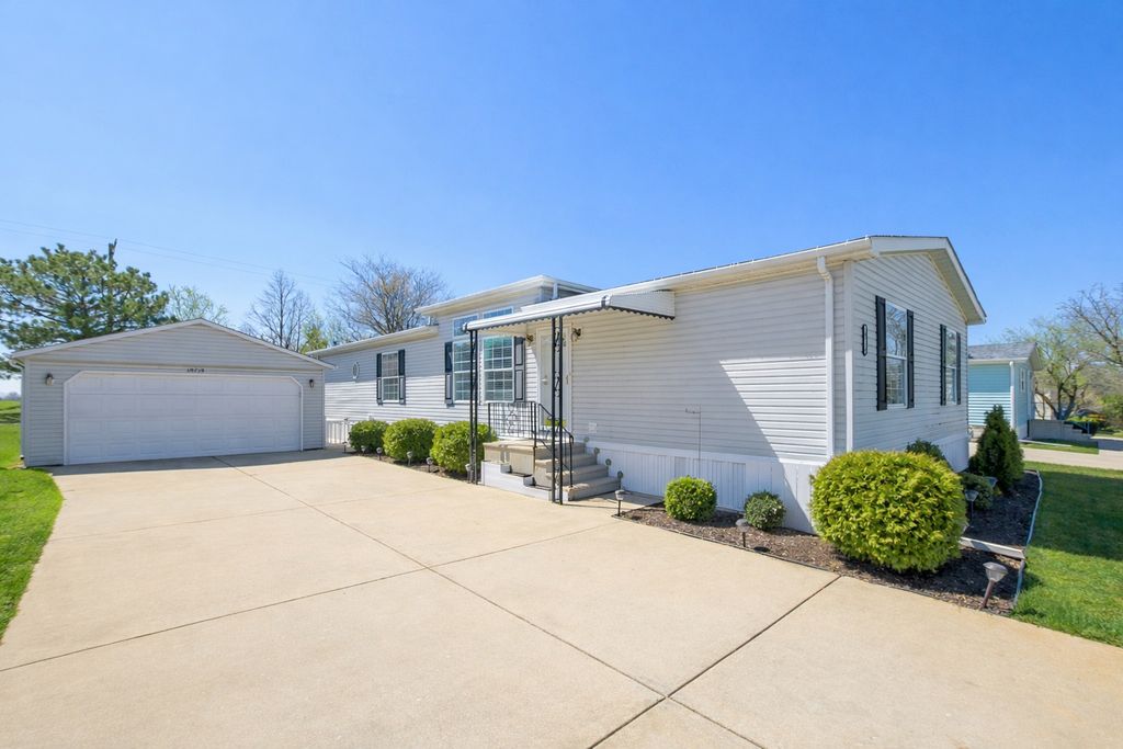 10719 W Butterfield Drive, Frankfort, IL 60423