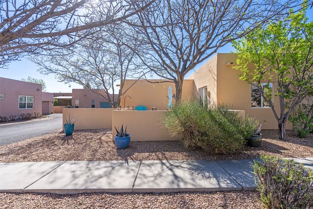 3 Julia Court, Santa Fe, NM 87508