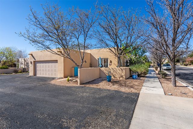 3 Julia Court, Santa Fe, NM 87508
