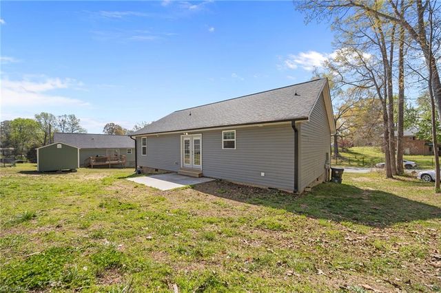 1822 Woodsway Drive, Thomasville, NC 27360