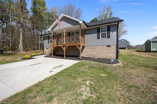 1822 Woodsway Drive, Thomasville, NC 27360