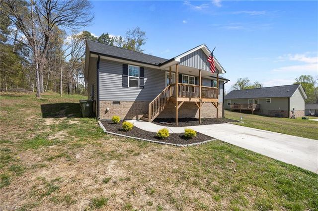 1822 Woodsway Drive, Thomasville, NC 27360