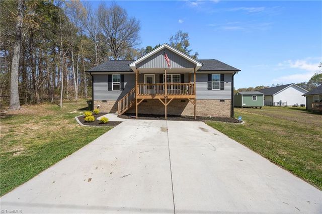 1822 Woodsway Drive, Thomasville, NC 27360