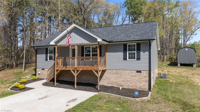 1822 Woodsway Drive, Thomasville, NC 27360