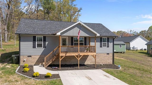 1822 Woodsway Drive, Thomasville, NC 27360