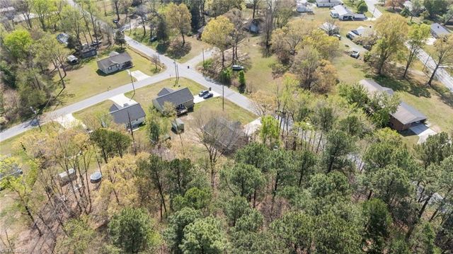 1822 Woodsway Drive, Thomasville, NC 27360