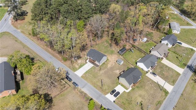 1822 Woodsway Drive, Thomasville, NC 27360