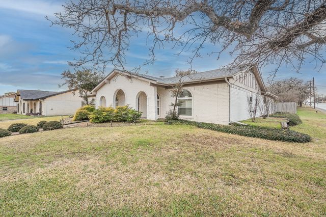 1633 Martha Drive, Bedford, TX 76022