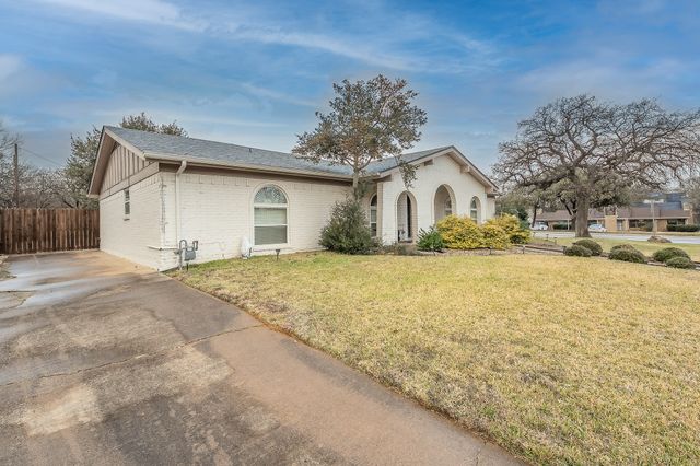 1633 Martha Drive, Bedford, TX 76022
