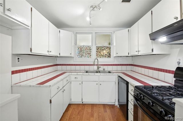 420 Wellsboro Street, Walled Lake, MI 48390