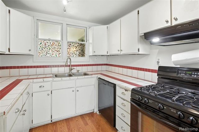 420 Wellsboro Street, Walled Lake, MI 48390