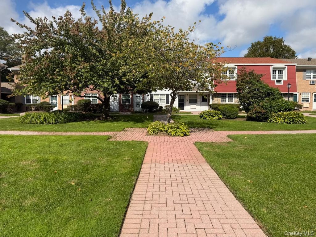 22 Springwood Drive, North Babylon, NY 11703 — exterior