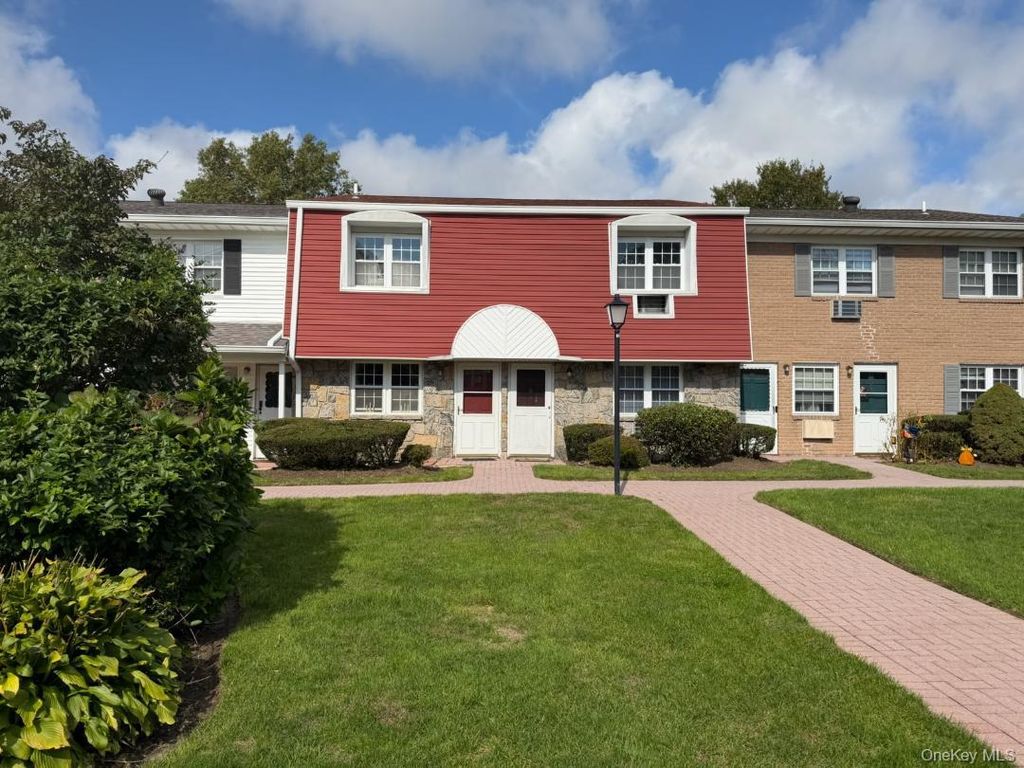 22 Springwood Drive, North Babylon, NY 11703 — photo 2