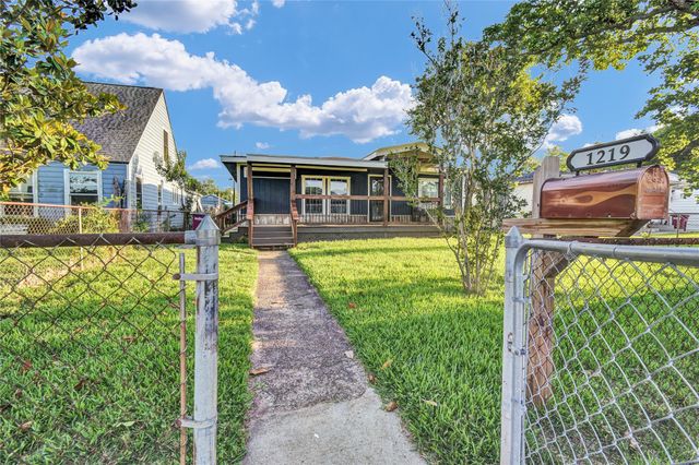 1219 W 5th Street, Freeport, TX 77541