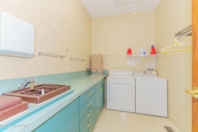 16 Hunter Brook Lane, Queensbury, NY 12804