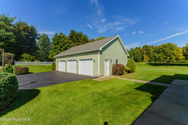 16 Hunter Brook Lane, Queensbury, NY 12804