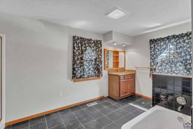 101 NW Elm Row AVE, Topeka, KS 66608