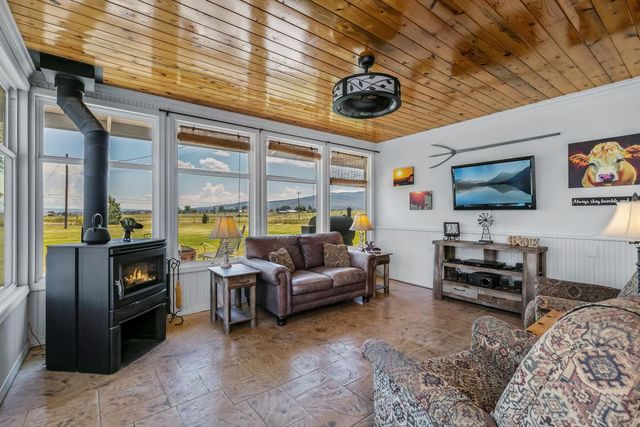5624 SW Reif Road, Powell Butte, OR 97753