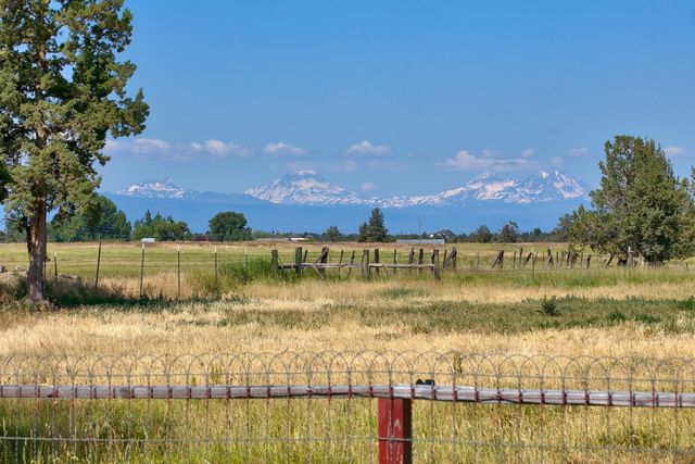 5624 SW Reif Road, Powell Butte, OR 97753
