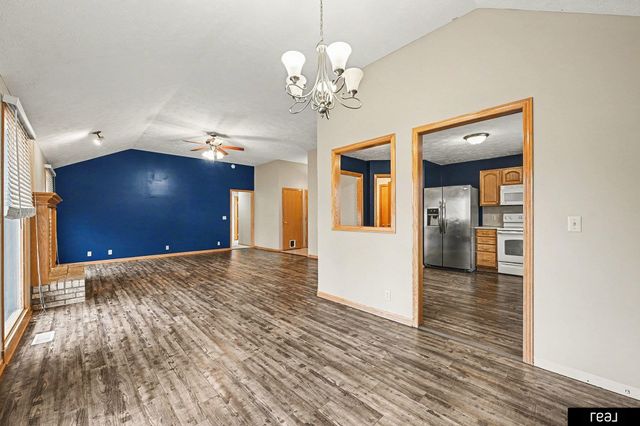 604 Castle Pine Drive, Papillion, NE 68133